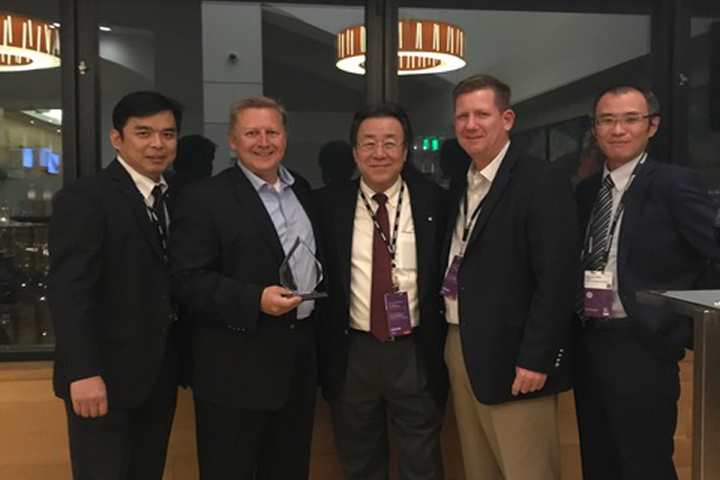 John Allen, Senior Vice President, Hitachi Consulting, proudly accepts Innovation Partner of the Year award during Oracle OpenWorld 2018 for our continued efforts to co-develop solutions that add value to the market using Canon business technologies